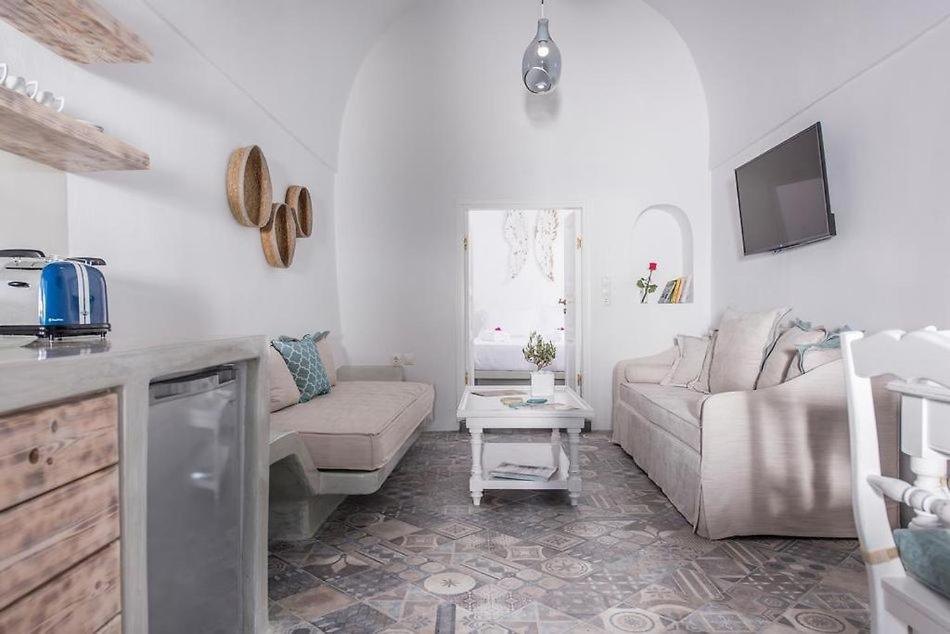 TV a/nebo společenská místnost v ubytování Angels Villa Santorini