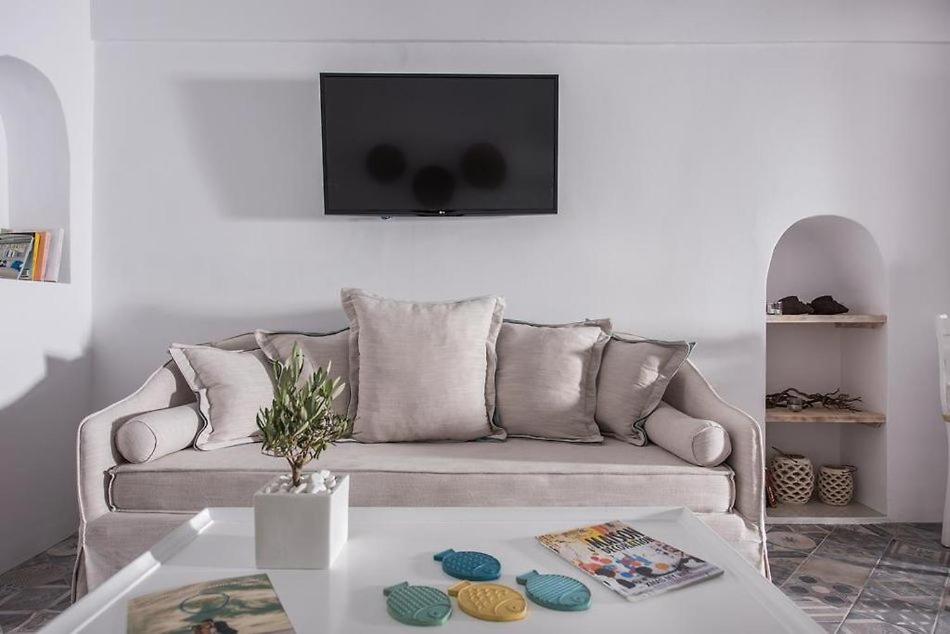 TV a/nebo společenská místnost v ubytování Angels Villa Santorini