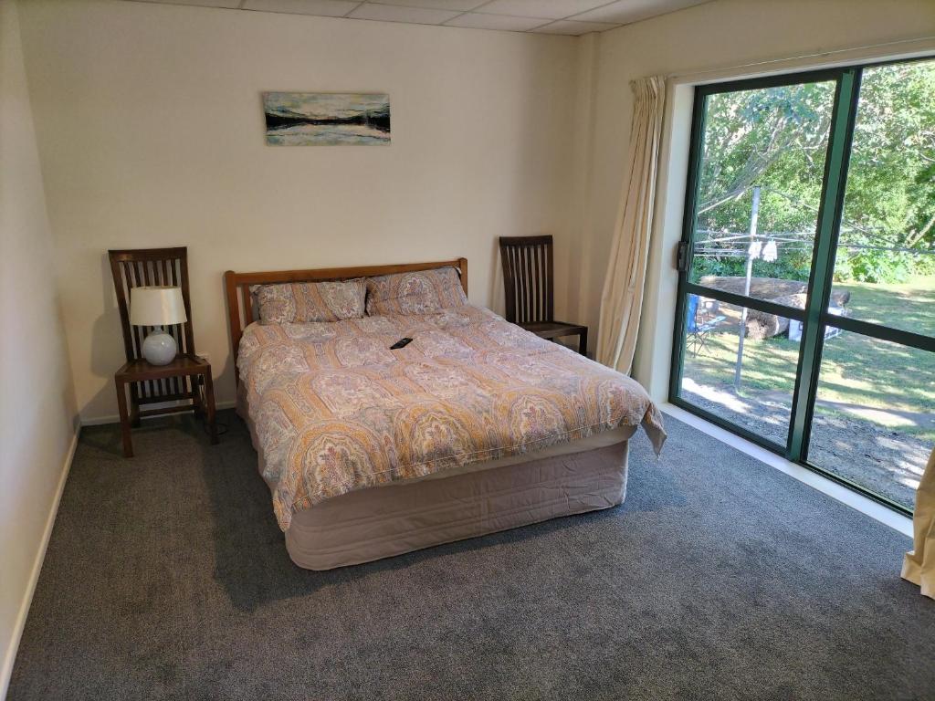 En eller flere senge i et værelse på Karamu Homestead