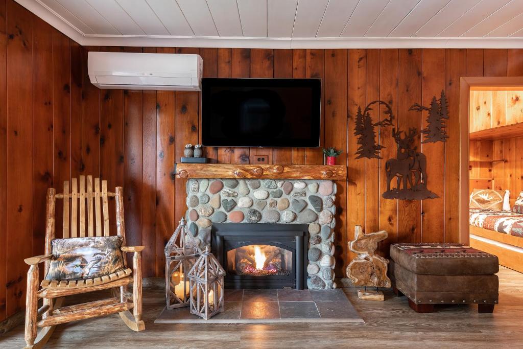 a living room with a fireplace and a tv at Koi Story Cabin on the Lake - Waterfront, near Bike Trail in Maple Valley