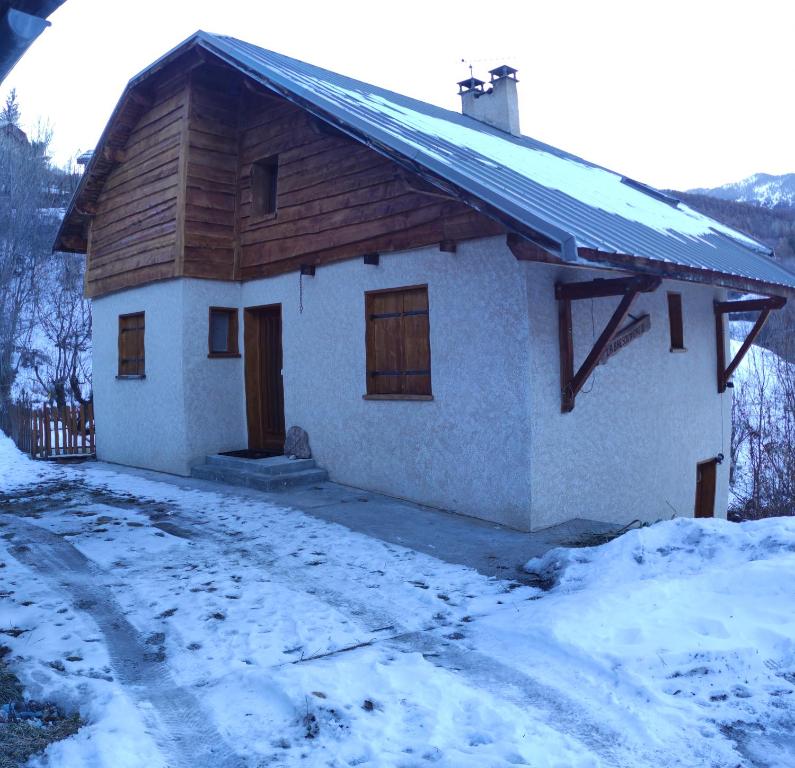 ein kleines Haus mit Schnee auf dem Boden in der Unterkunft La BREZOUNIÉRE 2 in Risoul