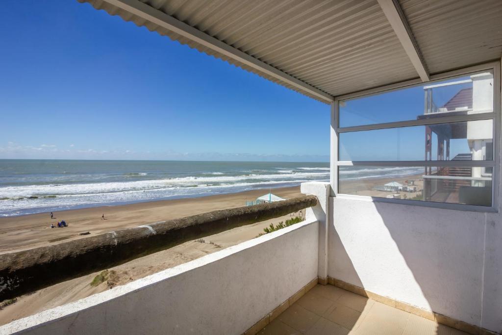 una casa de playa con vistas a la playa desde el balcón en 5 Soles II en Pinamar