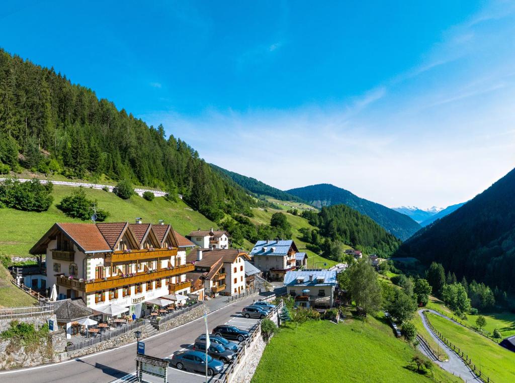 een luchtzicht op een resort in de bergen bij Hotel Gallia in Stelvio