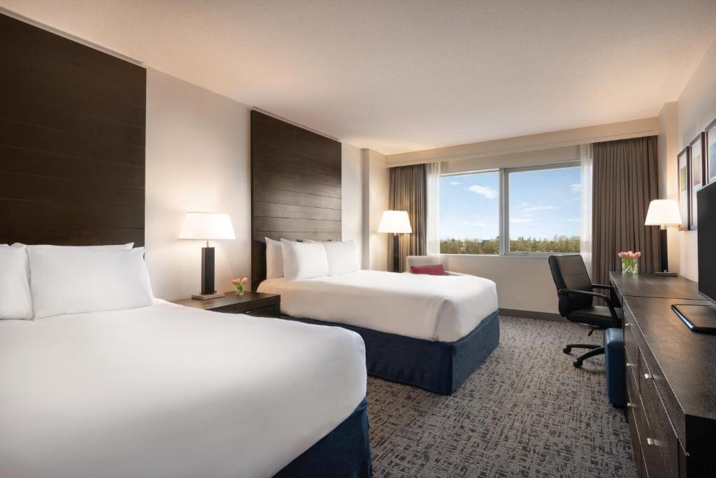 TV a/nebo společenská místnost v ubytování Radisson Hotel Vancouver Airport