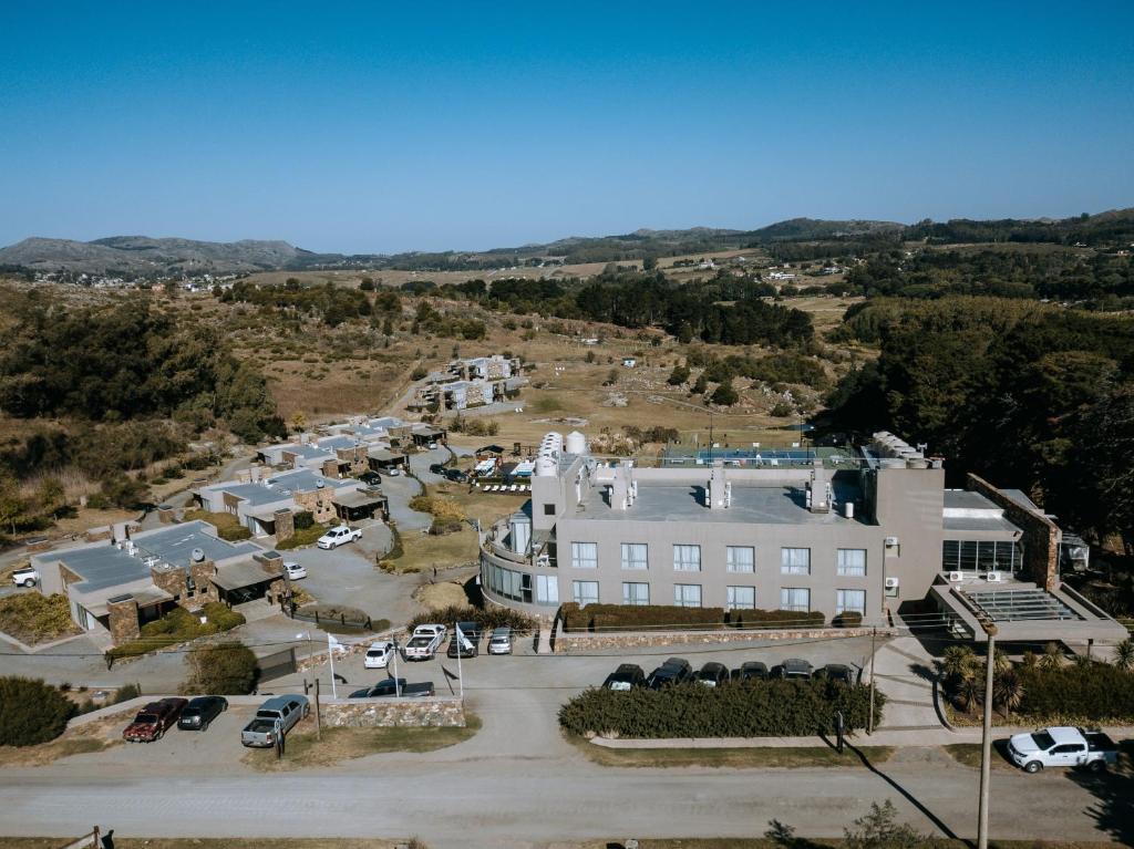 una vista aérea de un gran edificio con aparcamiento en Posta Natural en Tandil