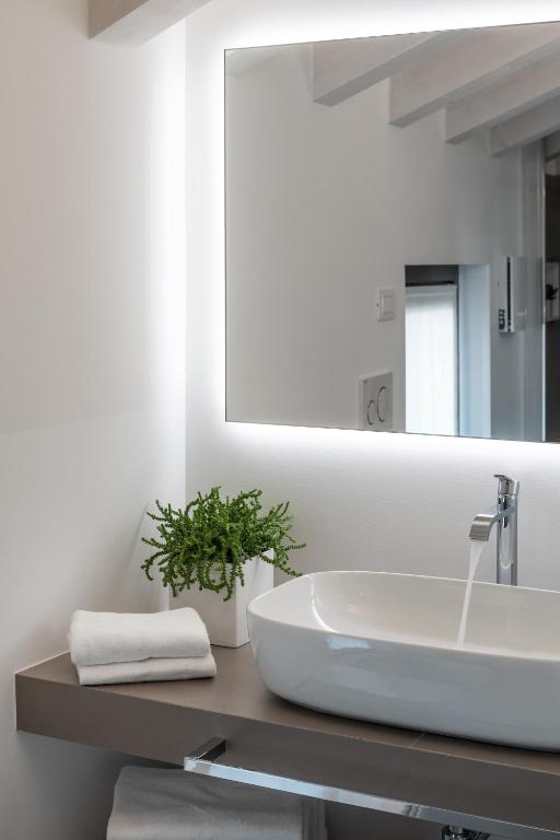 A bathroom at Portone180 Guest House
