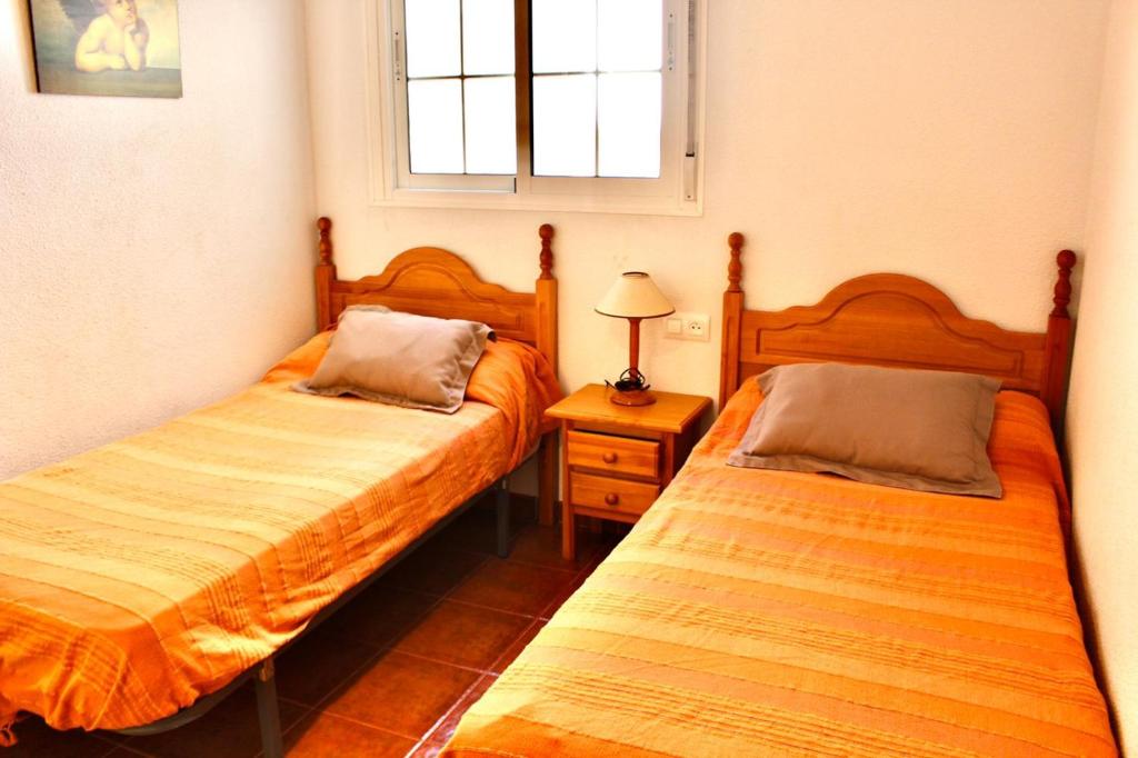 เตียงในห้องที่ Apartamento en la almadraba de Cabo de Gata,chimenea