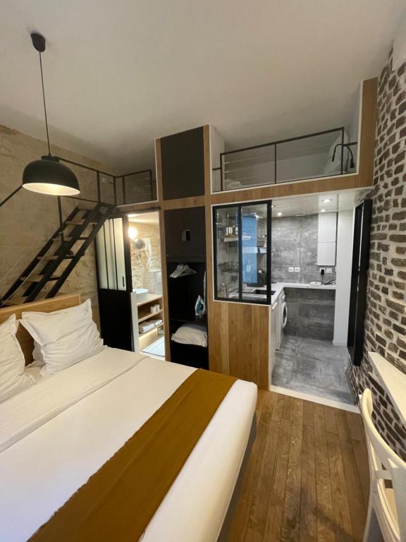 une chambre avec un grand lit et une salle de bain dans l'établissement Studio Cinq Diamants, Neuf Tout équipé, à Paris
