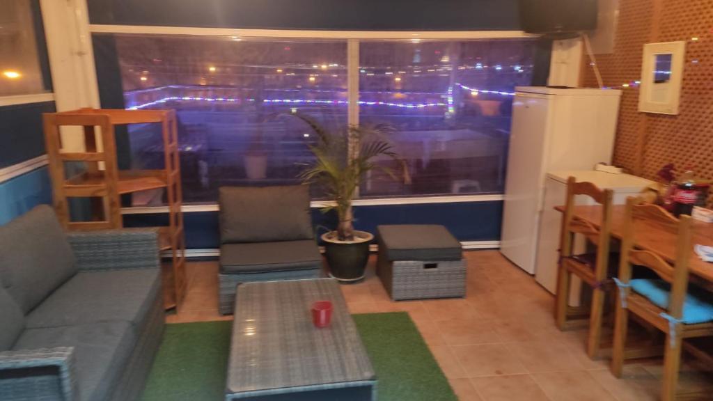 Posedenie v ubytovaní Ático Arinaga con vistas , jacuzzi , terraza y barbacoa