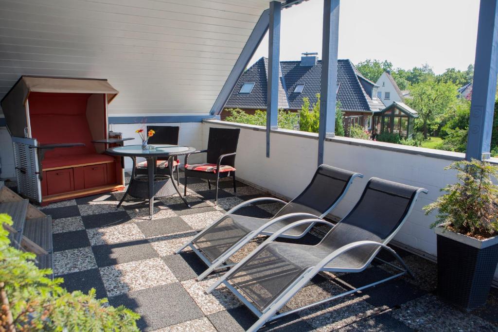 a patio with chairs and a table on a balcony at Privatvermietung Giese in Kiel