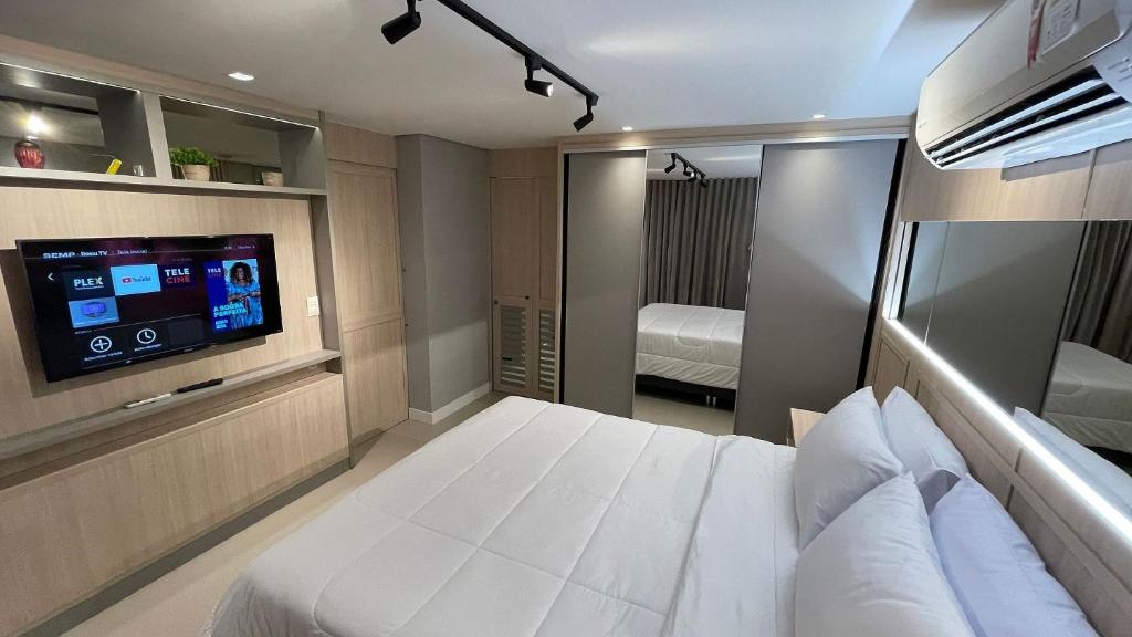 una camera con letto e TV a schermo piatto di Lindo e moderno apartamento STUDIO no CENTRO a Foz do Iguaçu