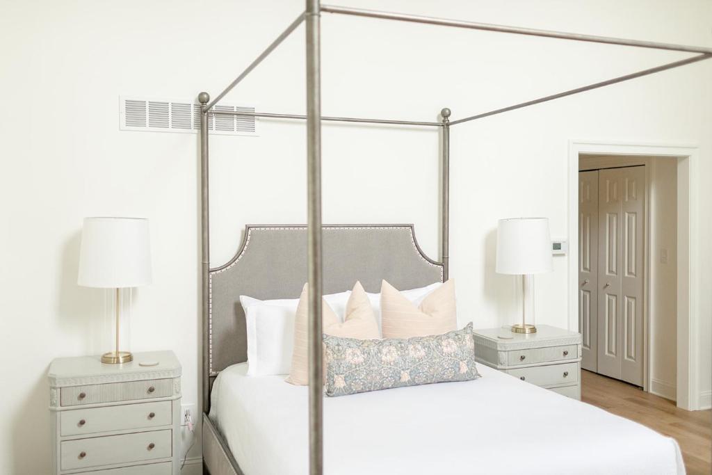 Fairville Inn - Deluxe King Room