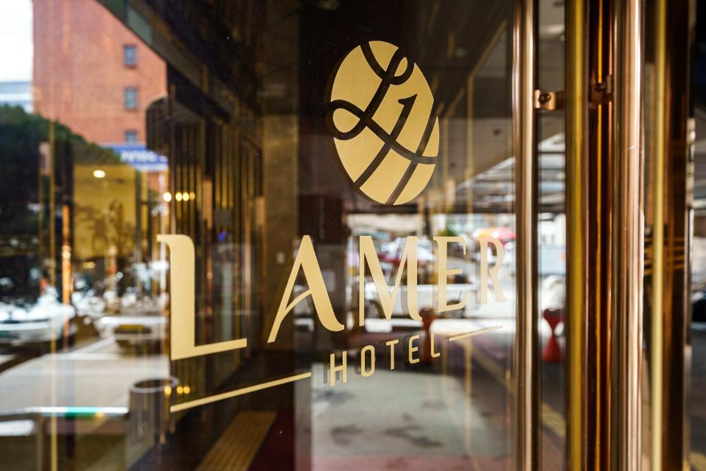 un panneau sur la fenêtre d'un hôtel dans l'établissement Lamer Hotel, à Busan