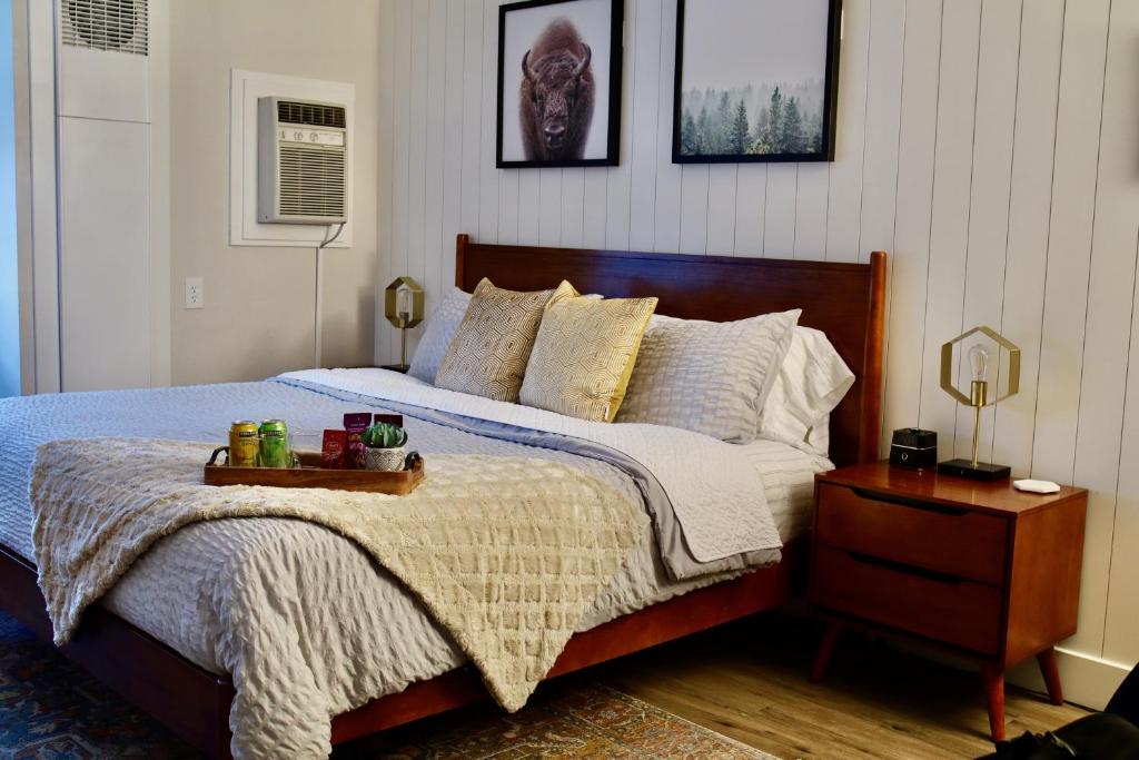 una camera da letto con un letto e un vassoio di cibo sopra di Mid-Century Gem w/King a Park City