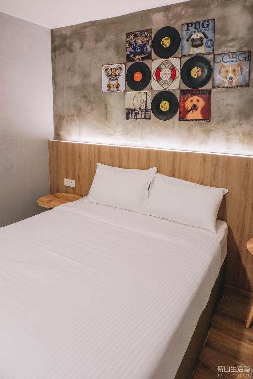 Cama o camas de una habitación en HOTEL CIQ, JALAN TRUS