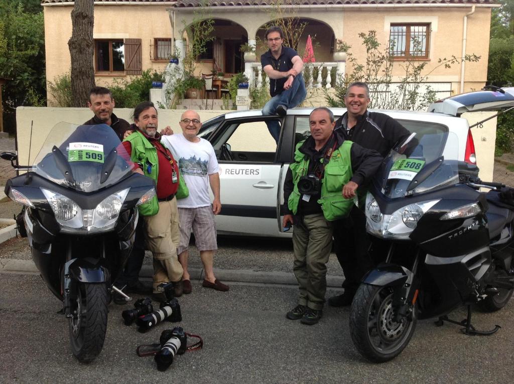 un grupo de hombres posando para una foto al lado de las motos en Maison d'hôtes Le Beauséjour, en Carcassonne
