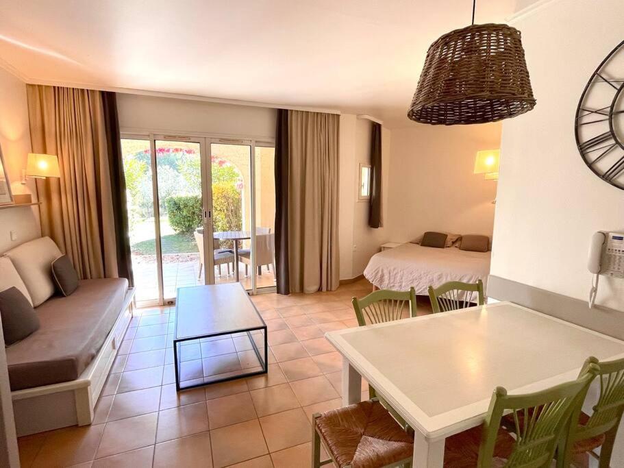 馬勒莫爾的住宿－Appartement Golf de Pont Royal，客厅配有沙发和桌子