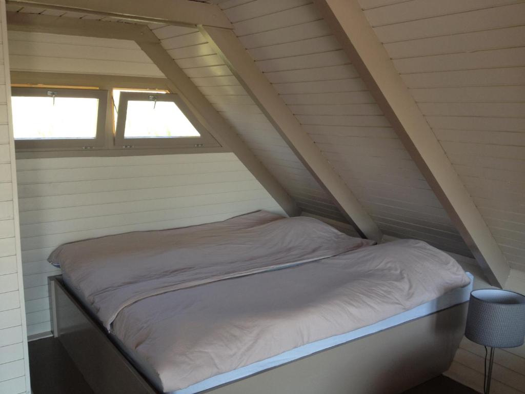 Postel nebo postele na pokoji v ubytování Seehütte Neusiedlersee - Pfahlbau GlamPing