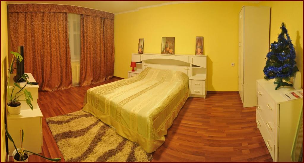 キーロフにあるАпартаменты в центреのベッドルーム1室(大型ベッド1台、クリスマスツリー付)