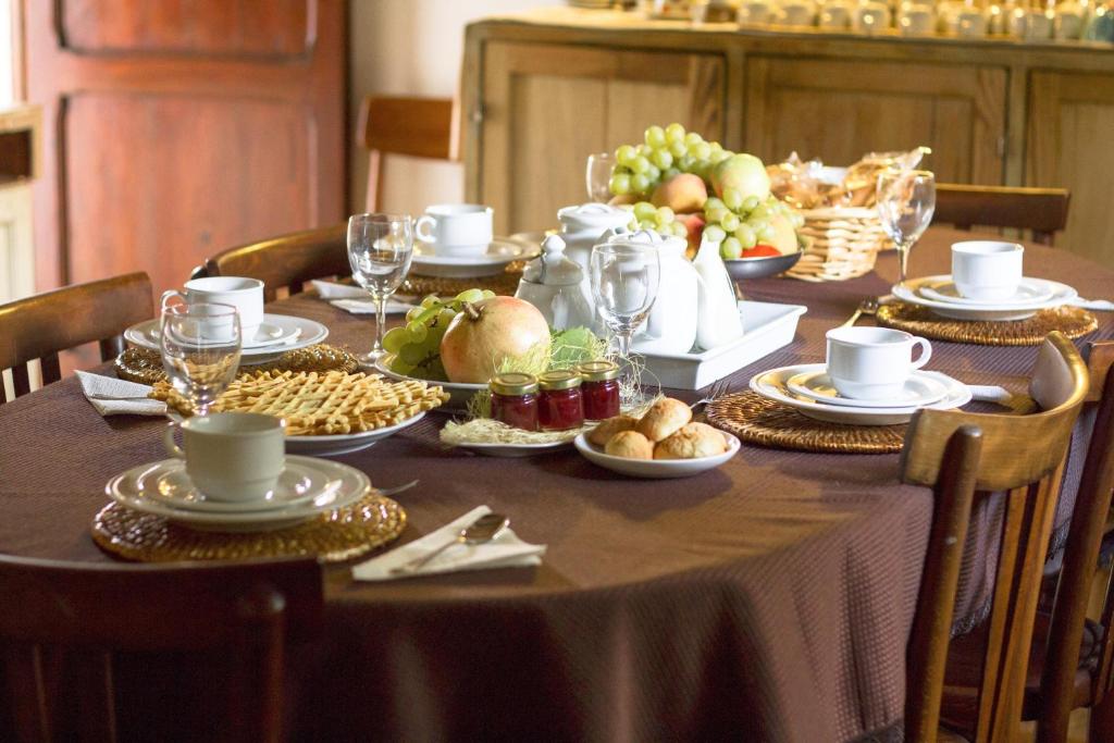 stół z jedzeniem i napojami na górze w obiekcie Casa Dell'Arciprete B&B w mieście Arielli