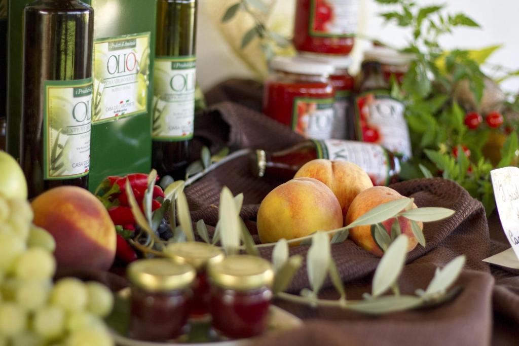 stół z jabłkami i butelkami wina w obiekcie Casa Dell'Arciprete B&B w mieście Arielli