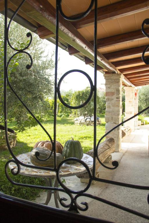 widok przez okno werandy w obiekcie Casa Dell'Arciprete B&B w mieście Arielli