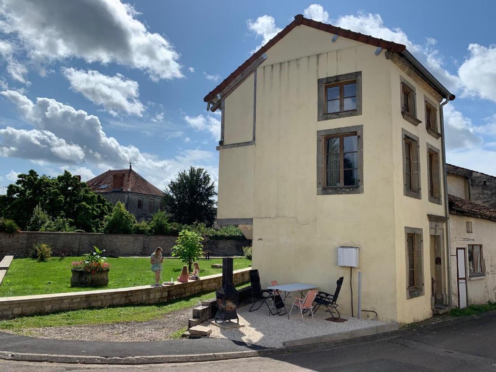 ein Haus mit einem Tisch und Stühlen davor in der Unterkunft Petit Chateau Melay in Melay