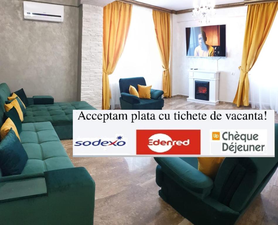 ein Wohnzimmer mit einer grünen Couch und einem Kamin in der Unterkunft Monaco Summerland Apartments in Mamaia