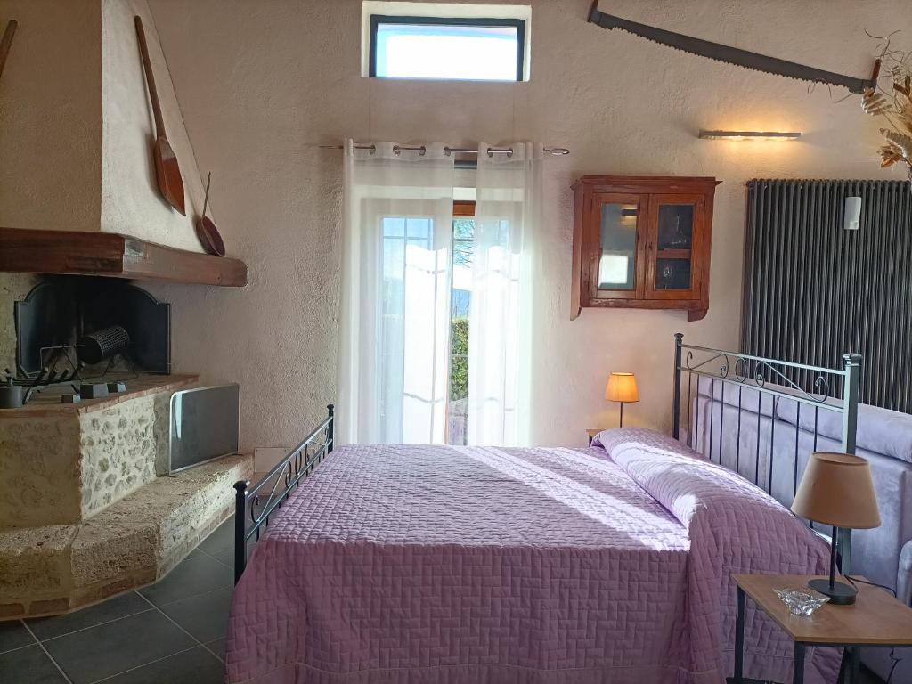 sypialnia z łóżkiem, oknem i umywalką w obiekcie La Limonaia Country House w mieście Monteriggioni