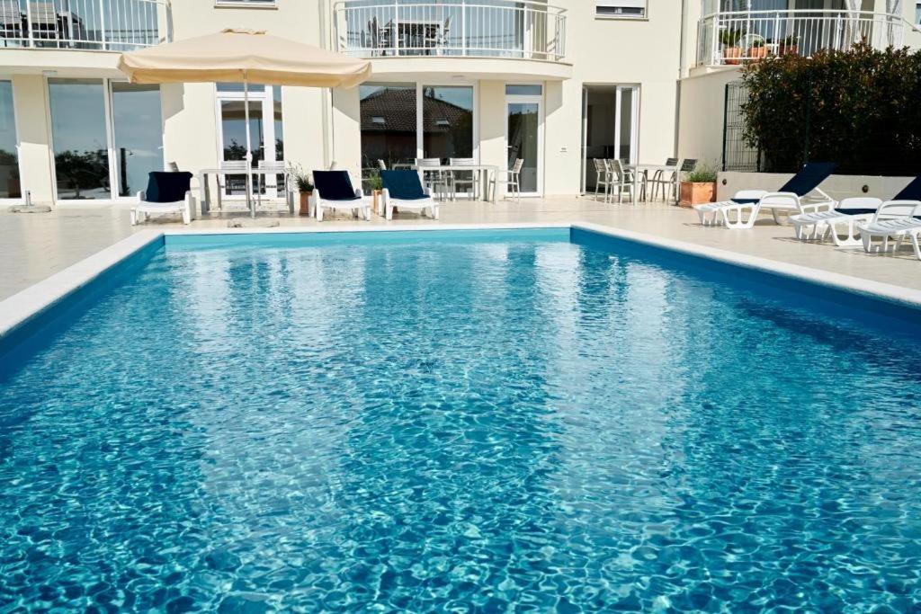 Bazén v ubytování Ocean View Apartements Murine nebo v jeho okolí
