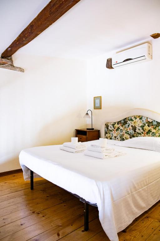 A bed or beds in a room at Tranquil Suite Near David