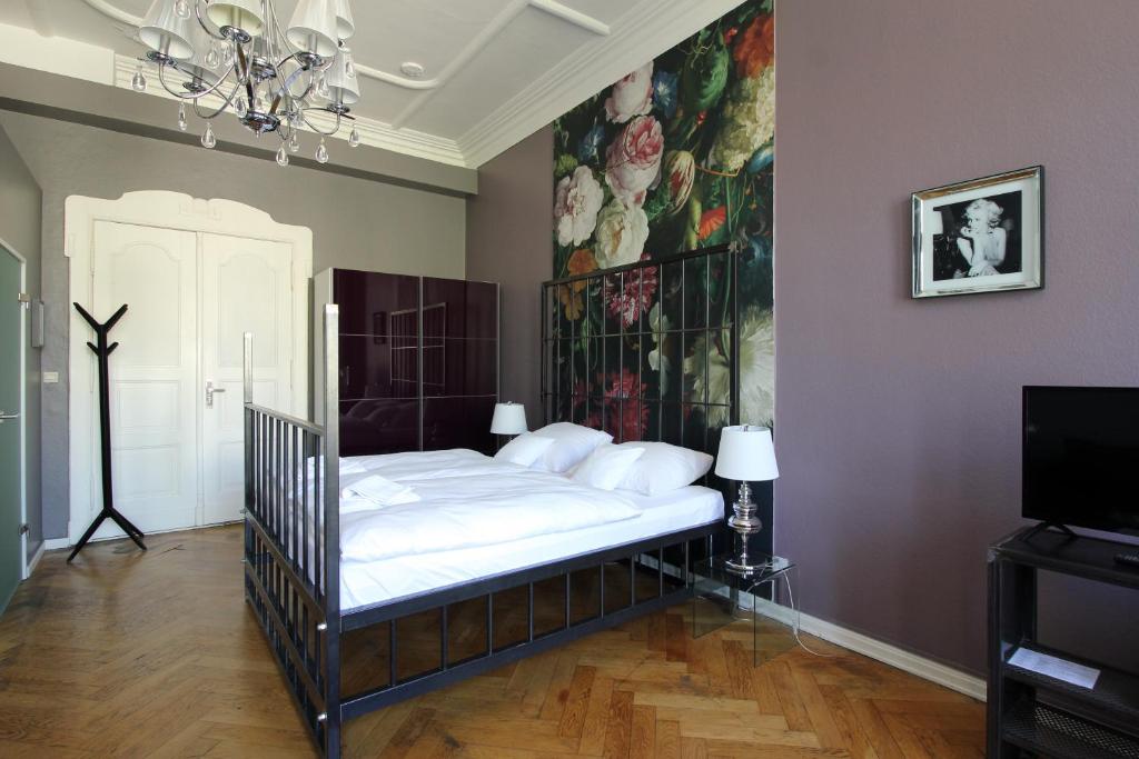 a bedroom with a bed with a painting on the wall at ArtHotel Connection in Berlin