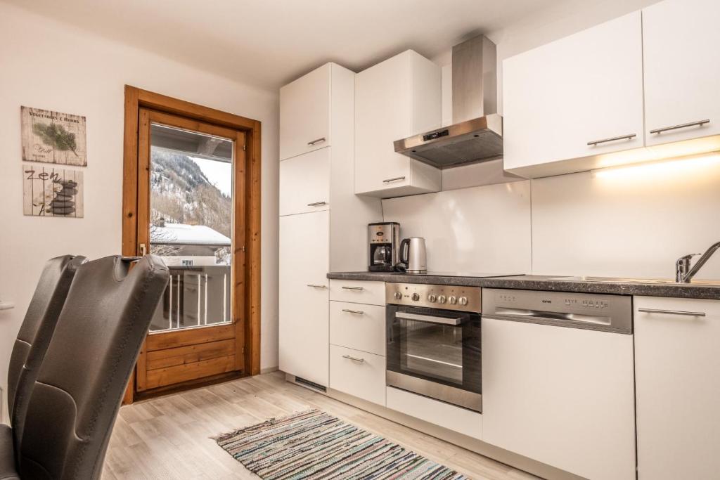 Kuchyňa alebo kuchynka v ubytovaní Haus Standlgut Rauris -- incl Sommercard