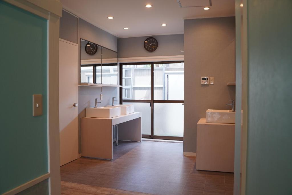 baño con 2 lavabos y ventana grande en Usatsuno Osu, en Nagoya
