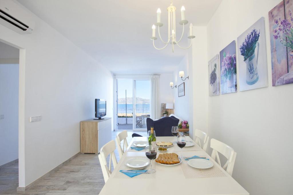 A seating area at Ran de mar