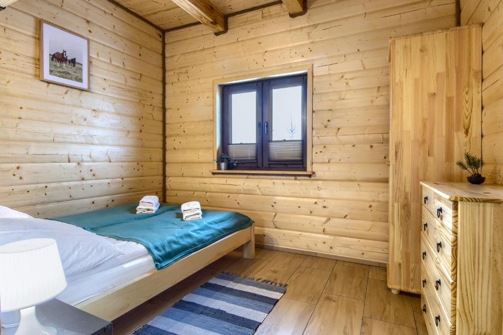 Postel nebo postele na pokoji v ubytování Sielski Spokój Dom z bali Apartamenty całoroczne