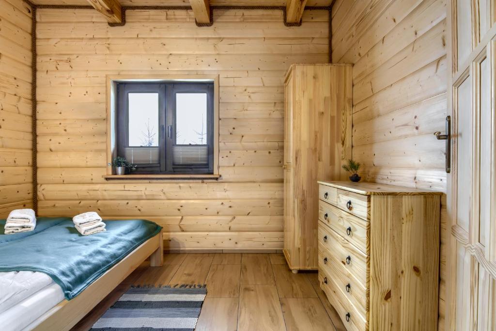 Postel nebo postele na pokoji v ubytování Sielski Spokój Dom z bali Apartamenty całoroczne
