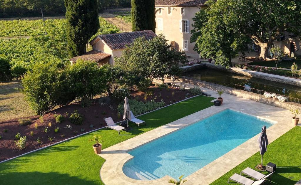 - une vue sur la piscine dans la cour dans l'établissement Domaine Les Mûriers, à Brignoles