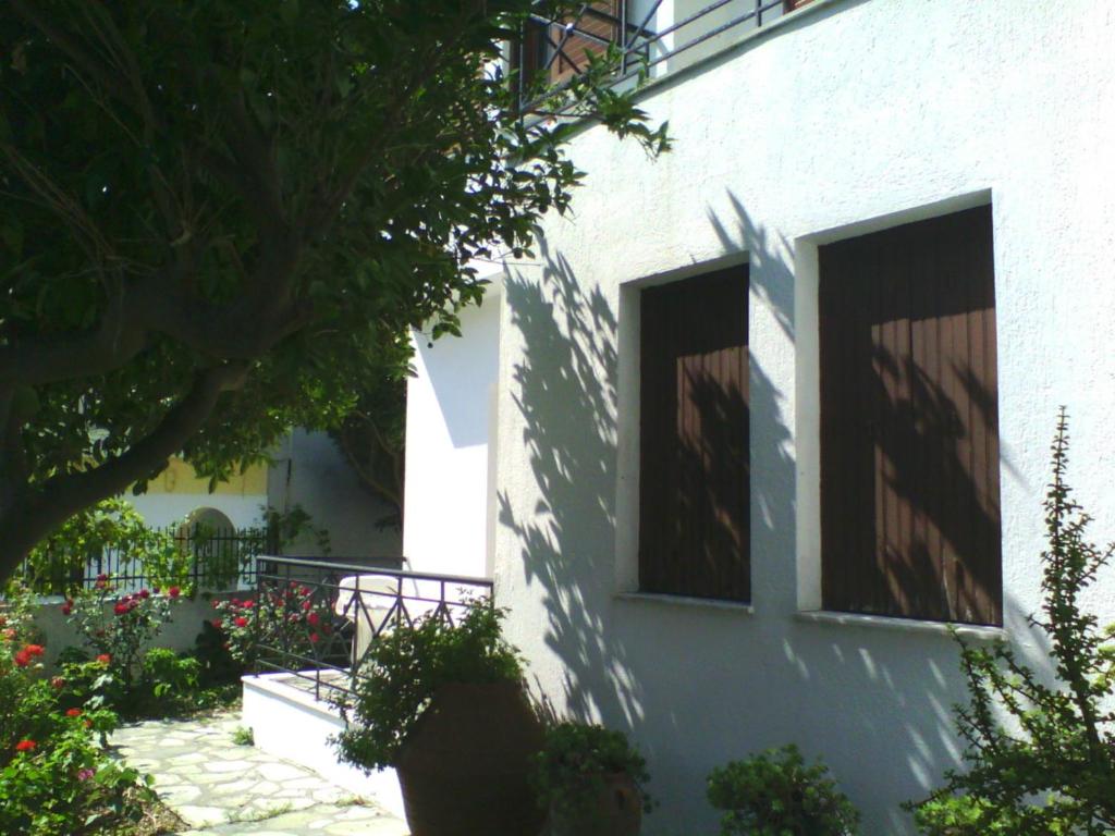 Ogród w obiekcie Karagiozos Studios & Apartments