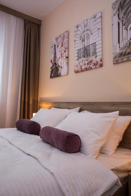 Postel nebo postele na pokoji v ubytování Galaxy Apartments