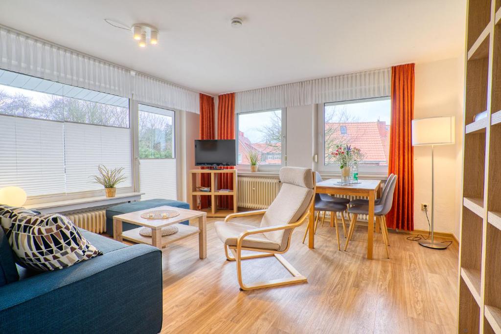 ein Wohnzimmer mit einem Sofa und einem Tisch in der Unterkunft Ferienhaus am Wäldchen in Norderney