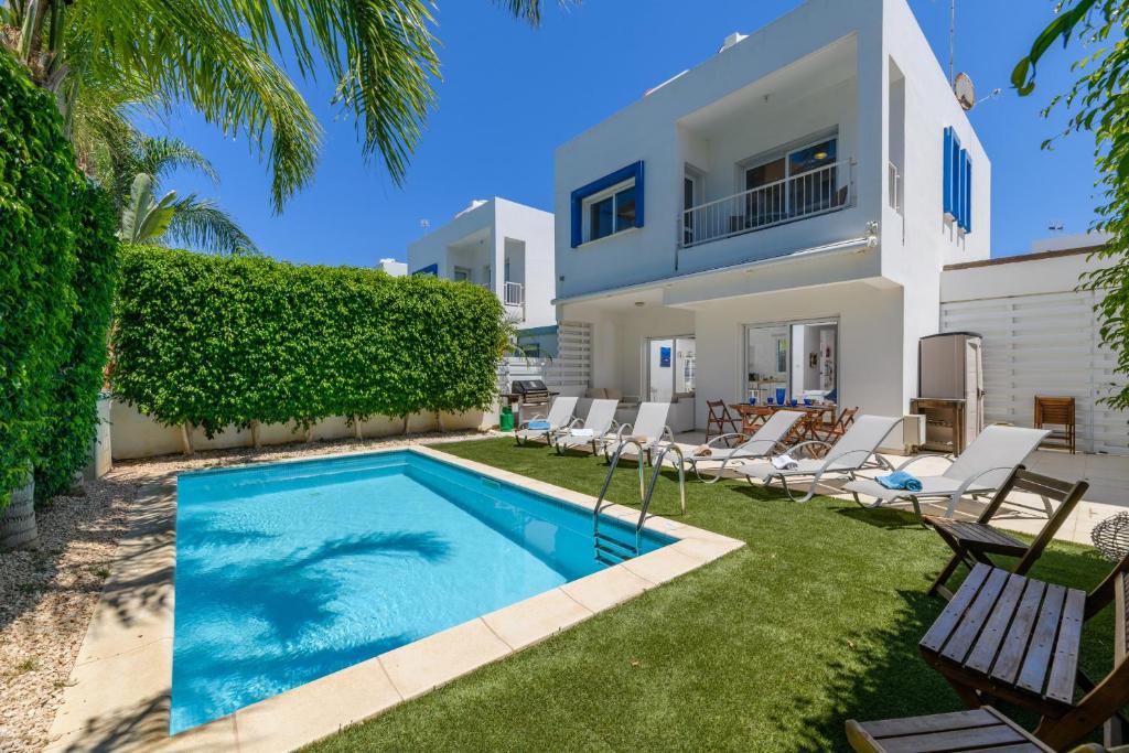 een villa met een zwembad voor een huis bij Villa Atlantis in Protaras