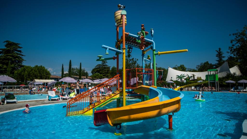 Basen w obiekcie Hotel Bella Italia lub w pobliżu