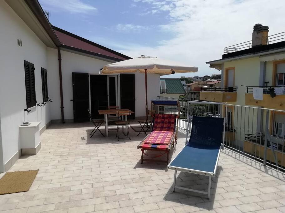 En balkon eller terrasse på Attico in centro a Marcelli