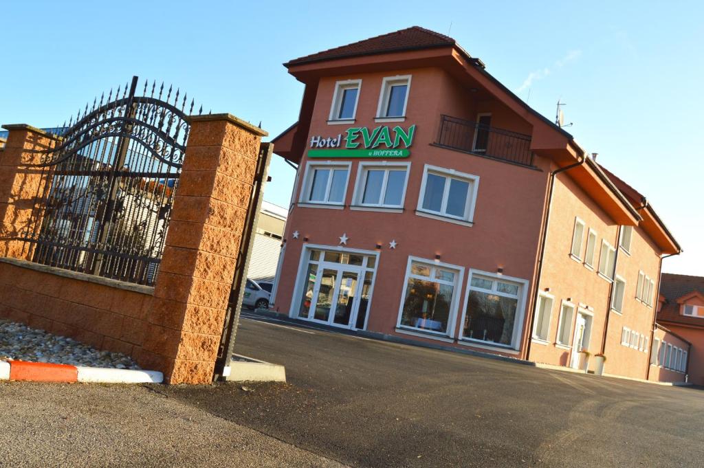 a building with a sign that reads mud beamarma at Hotel Evan u Hoffera in Topoľčany