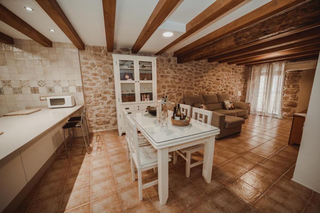 a kitchen and living room with a table and a couch at Ca La Leonor, Ecoturisme Terra Alta in Bot