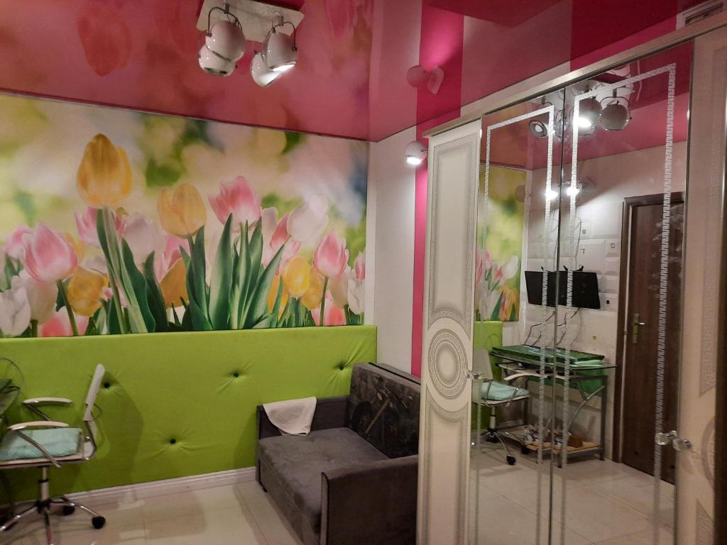 a bathroom with a painting of flowers on the wall at Gościnne Gniazdo in Będzin