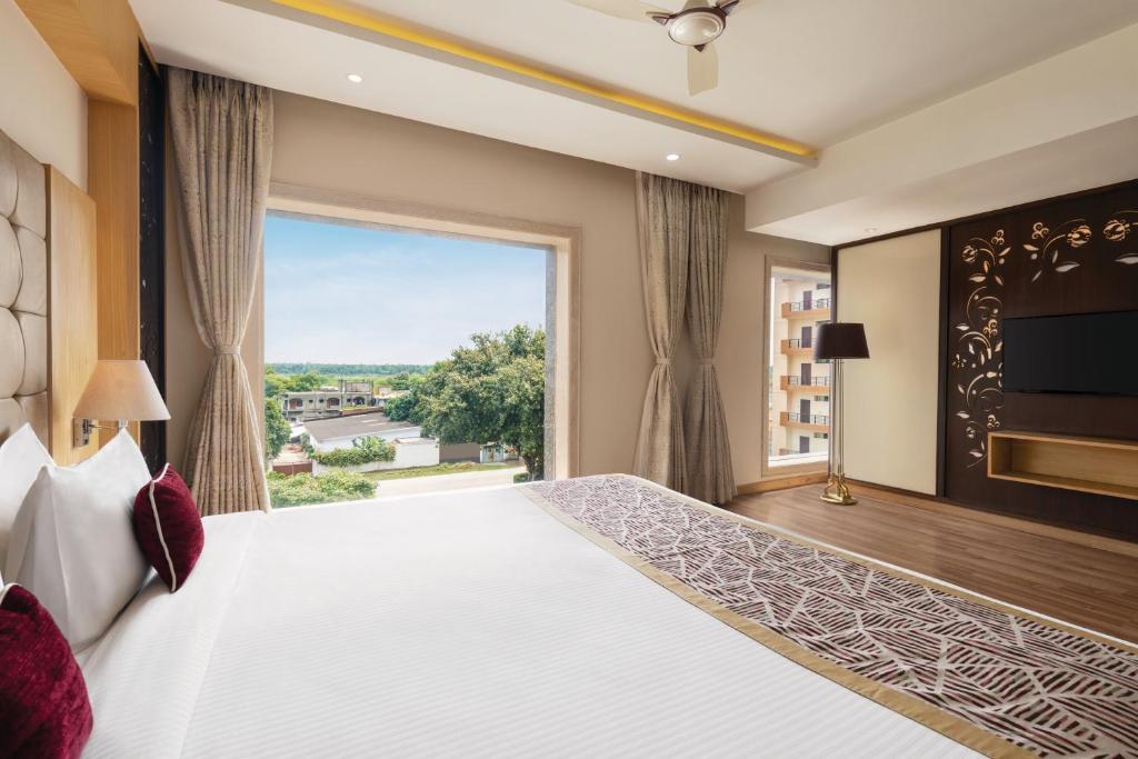 Postel nebo postele na pokoji v ubytování Ramada by Wyndham Varanasi Katesar