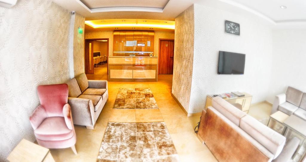 TV a/nebo společenská místnost v ubytování Serenti Pamuk Hotel