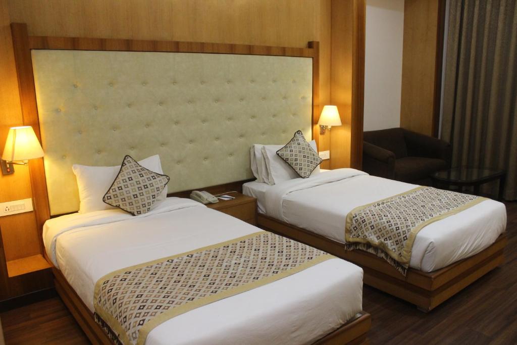 Postel nebo postele na pokoji v ubytování Ramada by Wyndham Varanasi Katesar